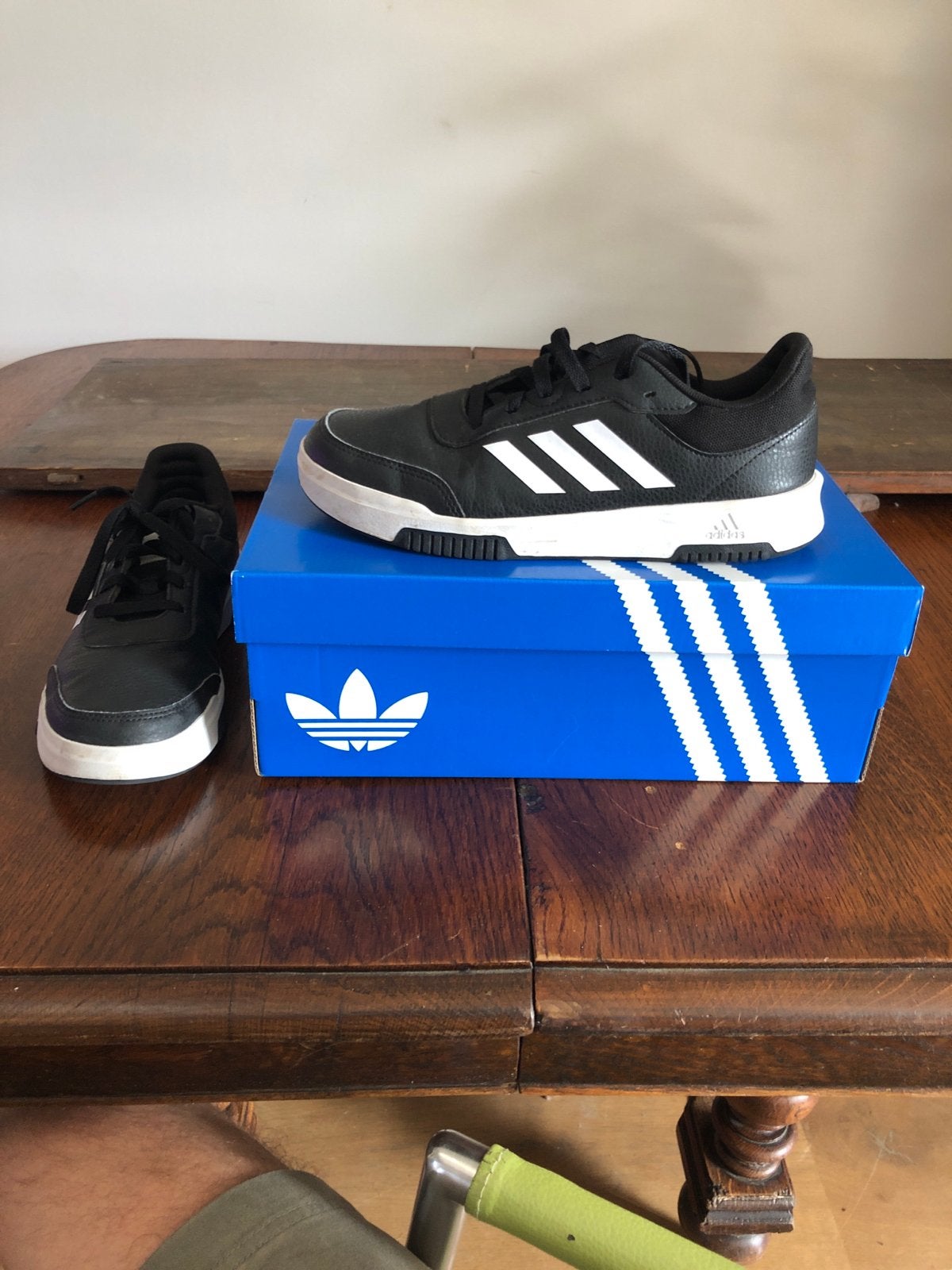 Adidas sneakers (TENSAUR) zwart wit - Maat 39 1/3, Ophalen of Verzenden, Nieuw, Jongen of Meisje, Sportschoenen