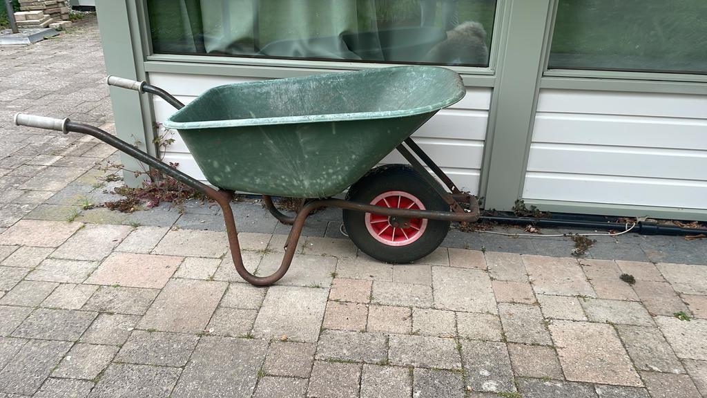 Stevige kruiwagen met kunststof bak band die niet lek kan, Tuin en Terras, Kruiwagens, Ophalen, Gebruikt, Handmatig, Tweewielig
