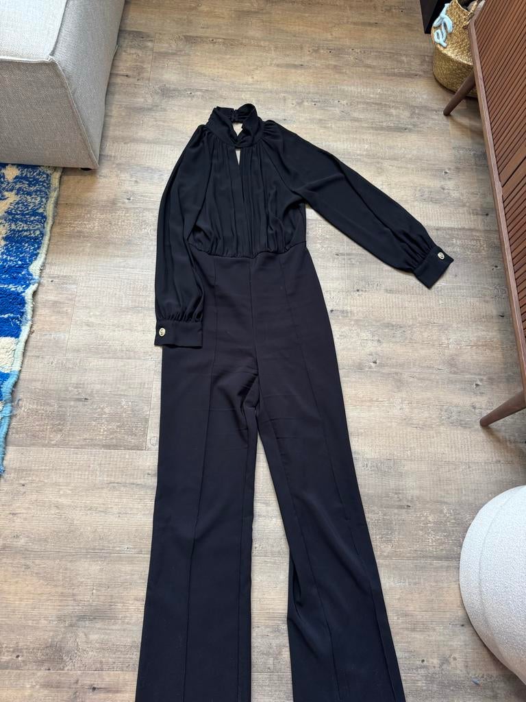 Rinascimento zwarte jumpsuit met gouden details, Maat L, Kleding | Dames, Jumpsuits, Ophalen of Verzenden, Zo goed als nieuw, Maat 38/40 (M)