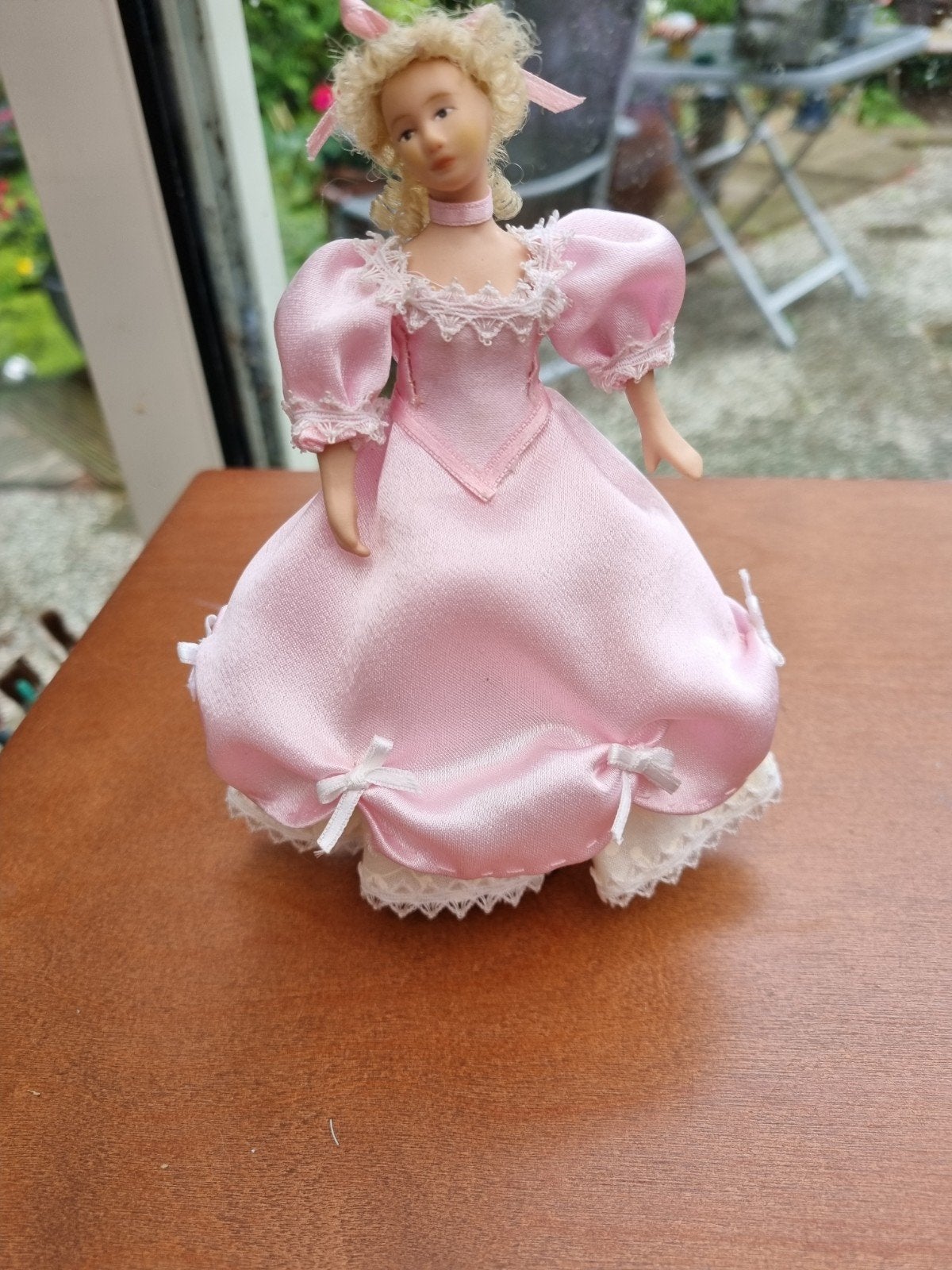 Schattig popje voor poppenhuis 1.12, Verzamelen, Ophalen of Verzenden, Poppenhuis