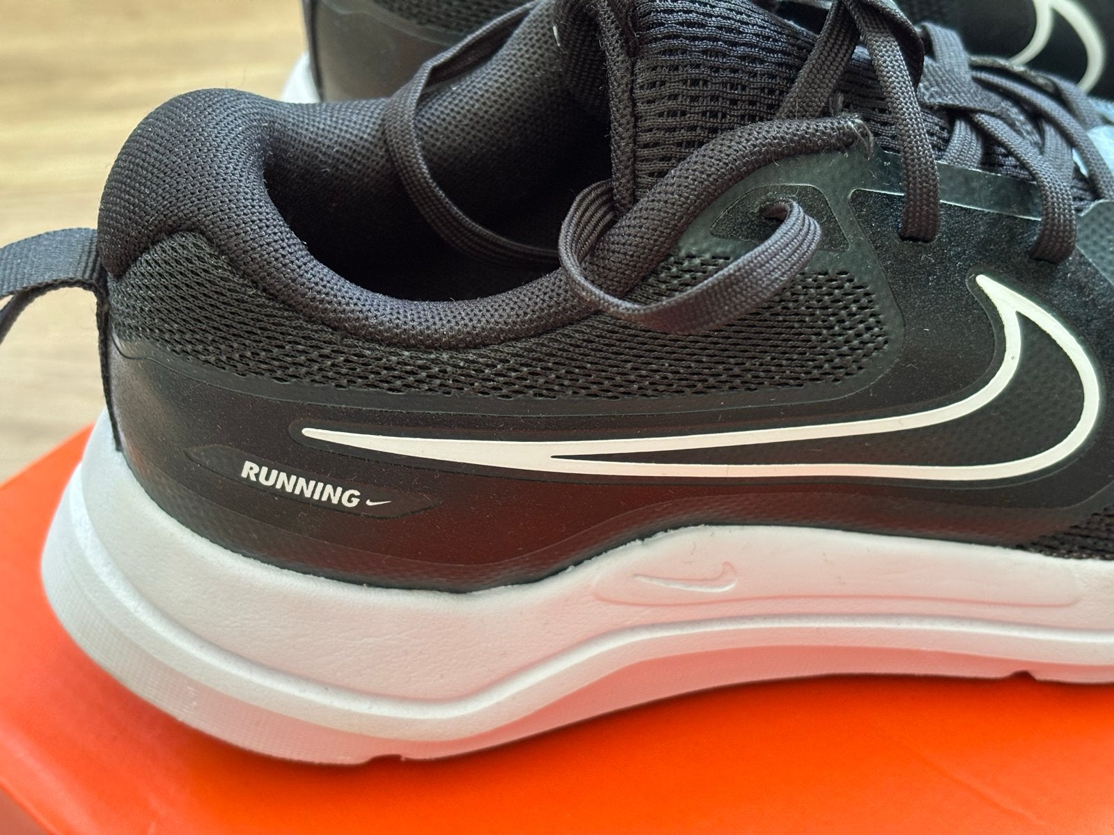 Nike Cosmic Runner - Maat 38,5 / UK 5,5 - Zo goed als nieuw, Ophalen of Verzenden, Zo goed als nieuw, Sportschoenen, Zwart