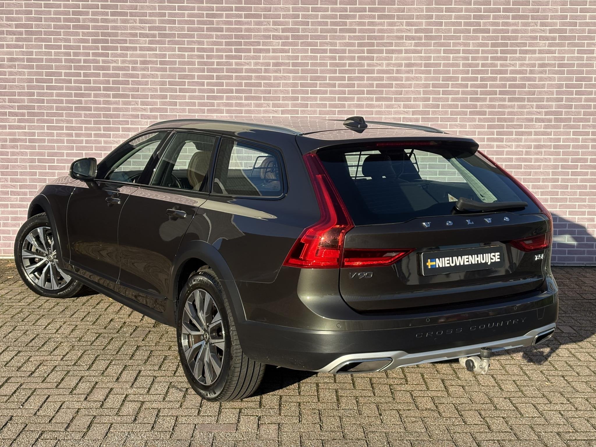 Volvo V90 Cross Country 2.0 T5 AWD Pro | Pine grey metallic, Automaat, 12 maanden, 1734 kg, Euro 6