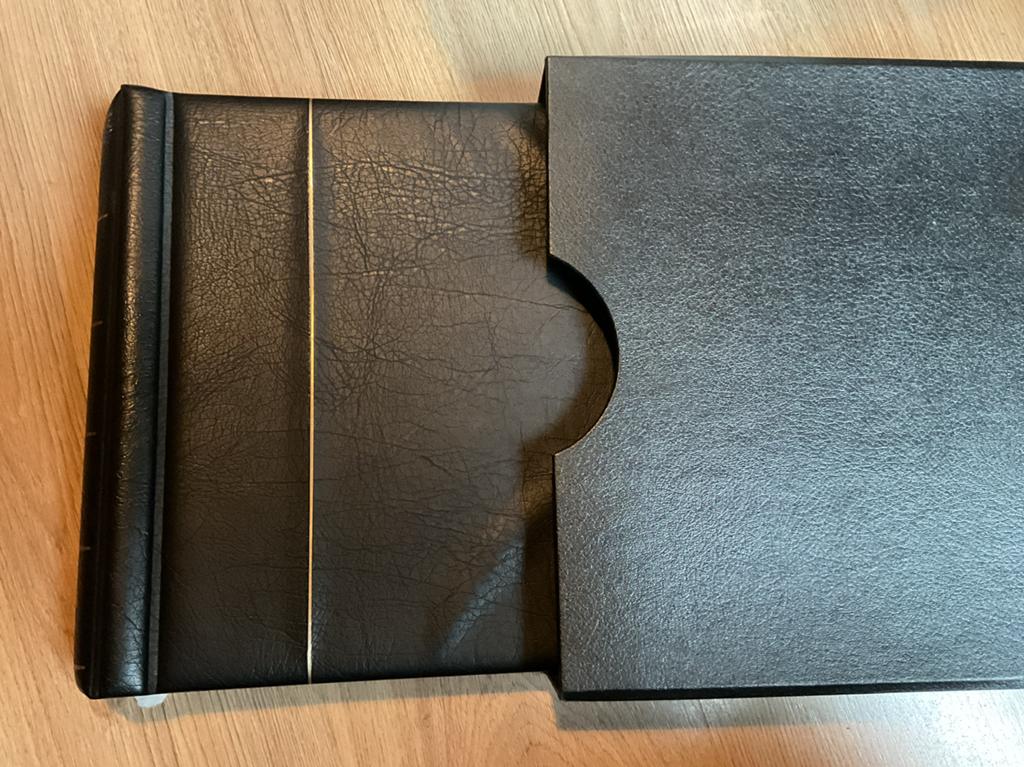 Leeg Leuchtturm album met hoes met blanco bladen, Postzegels en Munten, Postzegels | Toebehoren, Ophalen of Verzenden, Verzamelalbum