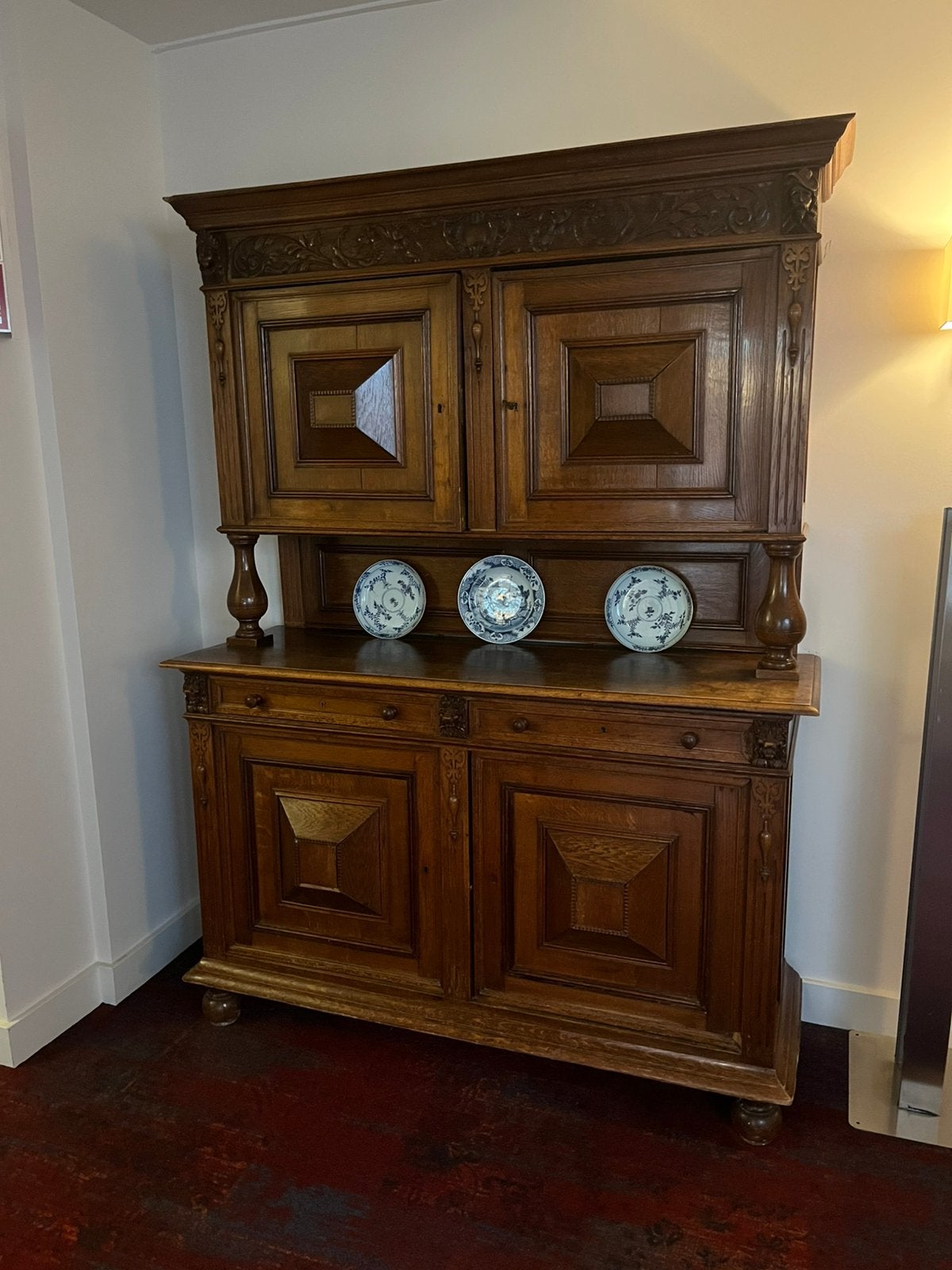 Antieke massief eiken kast met houtsnijwerk, Antiek en Kunst, Ophalen of Verzenden