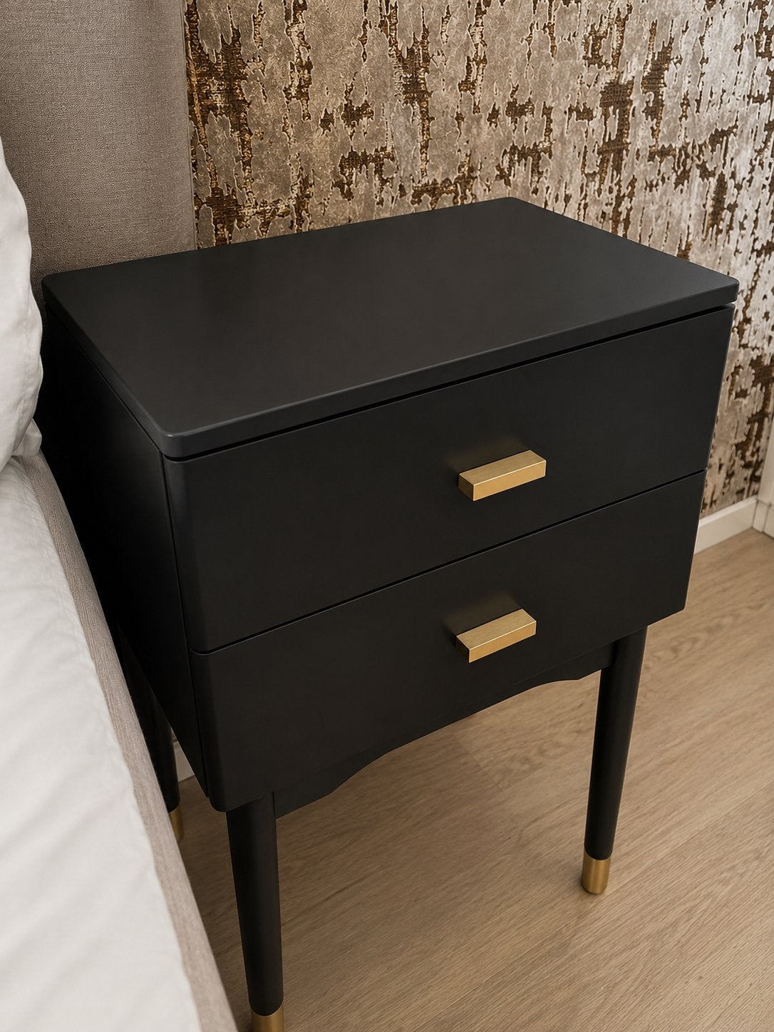 Zwart nachtkastje/bijzettafel met 2 lades en messing details, Ophalen, Gebruikt, Minder dan 45 cm, 55 tot 70 cm