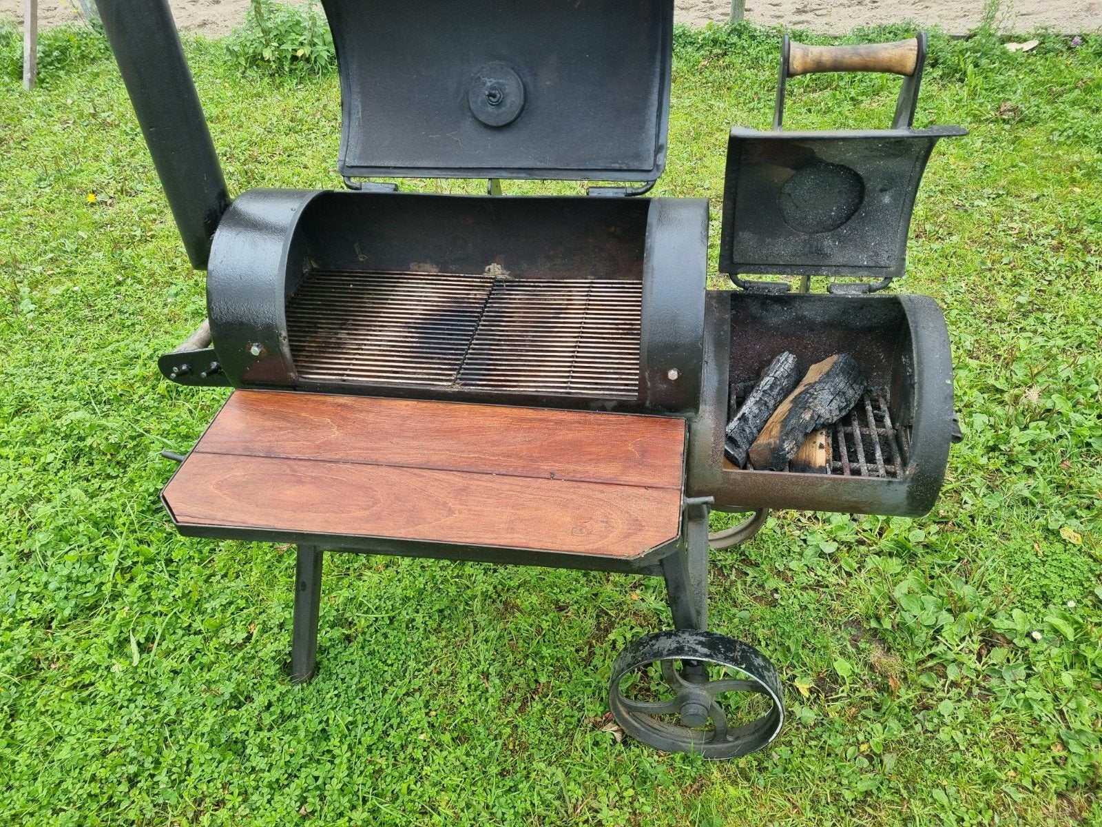 Robuuste Zwarte Smoker BBQ met Houten Details, Ophalen, Gebruikt, Onbekend