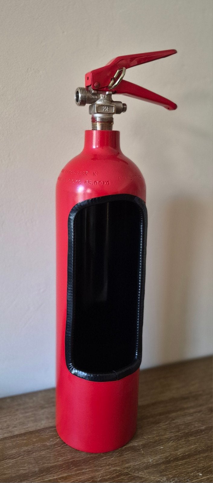 Decoratieve brandblusser -  wijnfleshouder, Gebruikt, Ophalen of Verzenden, Metaal, Rood