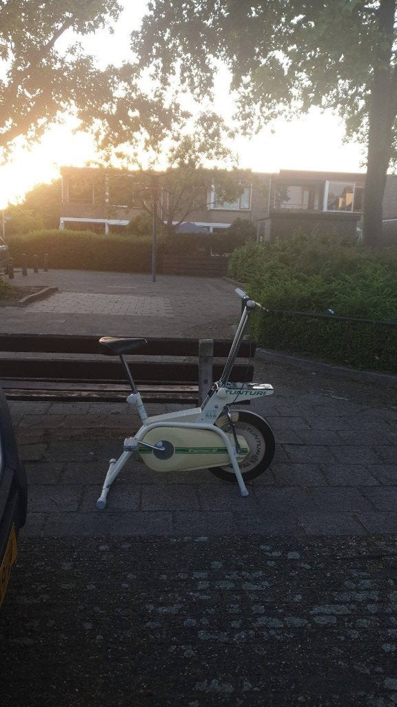 Gratis super stevige hometrainer in goeie staat, Sport en Fitness, Ophalen, Zo goed als nieuw