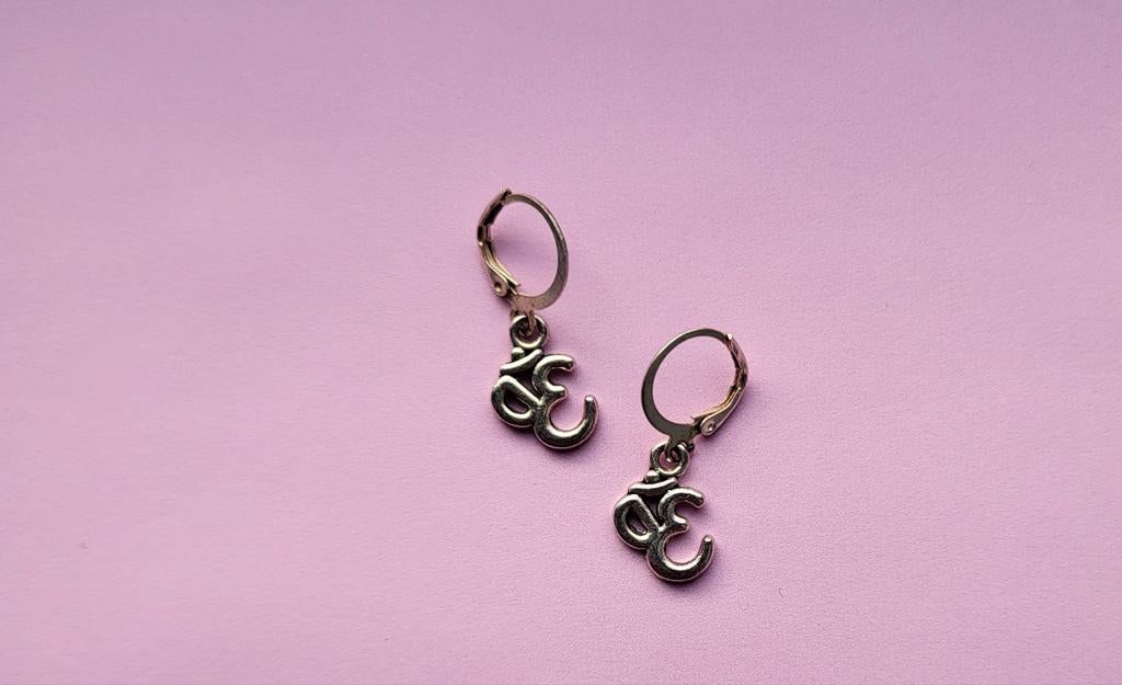 Ohm oorbellen, Overige materialen, Hangers, Nieuw, Ophalen of Verzenden