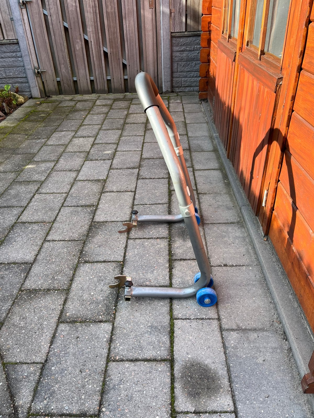 Paddock stand voor bobins of achterbrug, Motoren, Ophalen