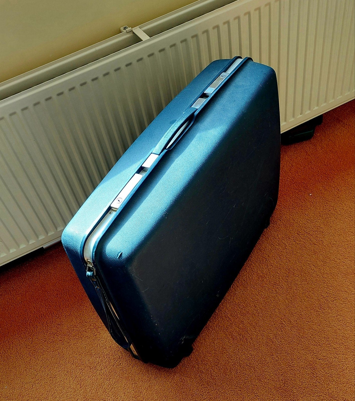 Donkerblauwe harde koffer met wieltjes en trekstang, Ophalen, Uitschuifbare handgreep, Gebruikt, Hard kunststof