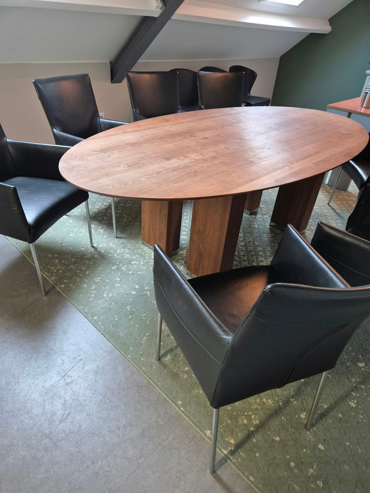 Ovale eettafel met 6 zwarte leren stoelen, Overige houtsoorten, Gebruikt, 100 tot 150 cm, 200 cm of meer