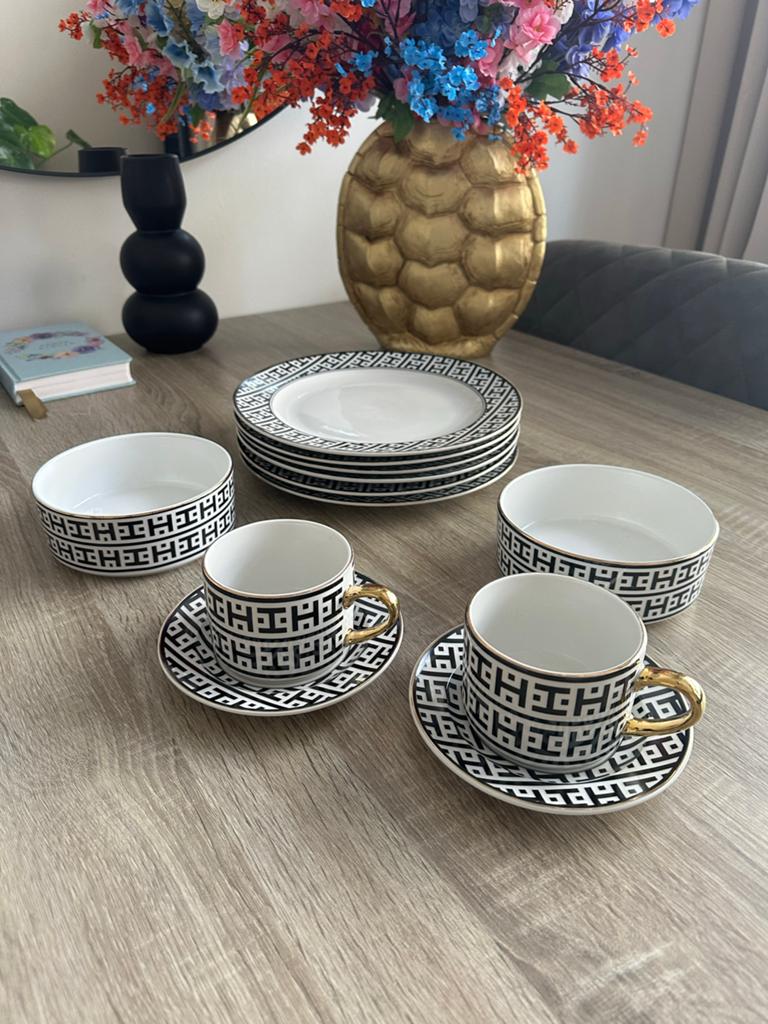 Servies set met Griekse sleutelpatroon, Ophalen, Keramiek, Zo goed als nieuw, Overige stijlen