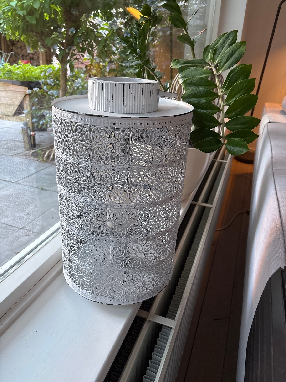 Witte metalen windlicht/lantaarn met oosterse patronen, Windlicht, Gebruikt, Ophalen of Verzenden, Metaal