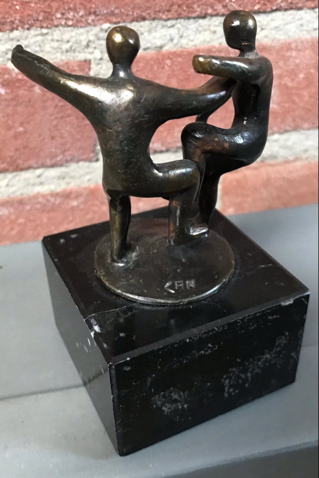 Corry Ammerlaan sculptuur 'Samen spelen' Verbronsd op marmer, Groep mensen, Minder dan 20 cm, Ophalen of Verzenden, Gemerkt
