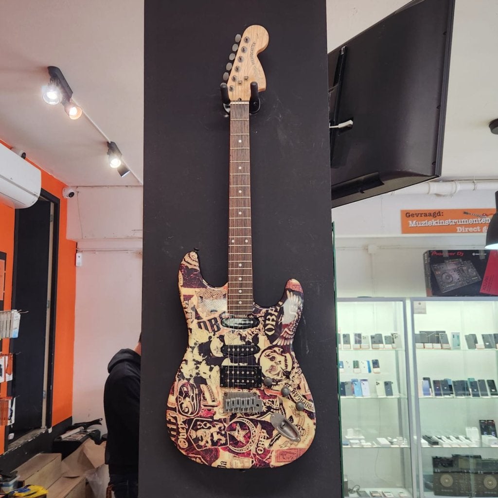 Squier by Fender Propaganda Stratocaster | netjes, Fender, Gebruikt, Support@fender.com, 17600 Catalina Street
Los Angeles, CA 90746
USA