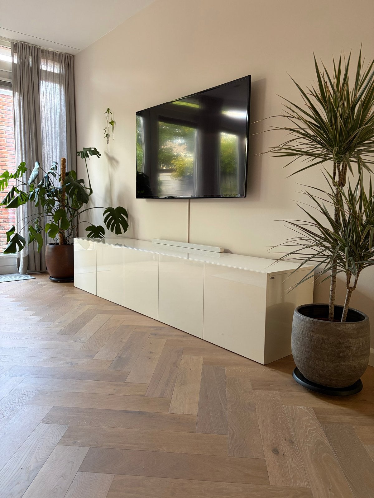 TV meubel wit glanzend, zwevend - 240 cm, Huis en Inrichting, Kasten | Televisiemeubels, Ophalen, Gebruikt, 200 cm of meer, Minder dan 100 cm