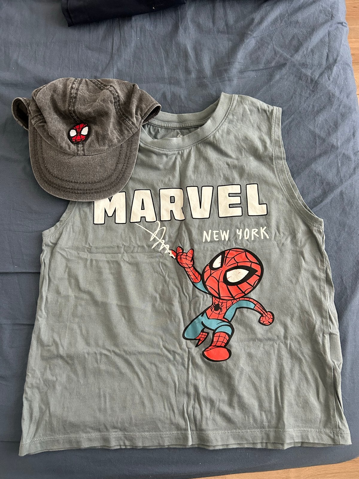H&M Marvel Spiderman mouwloos shirt en petje, Ophalen, Zo goed als nieuw, Jongen, Setje