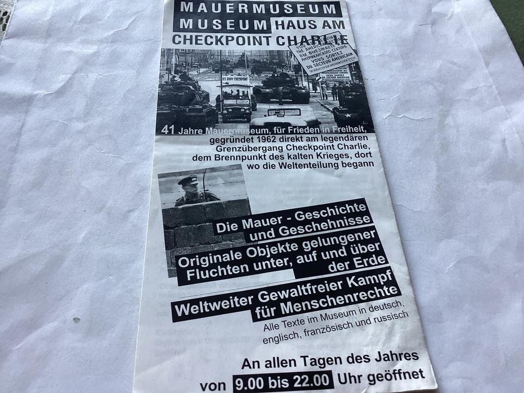 Berlin  Museum Haus am Checkpoint Charlie folder met 12 pag, Ophalen of Verzenden