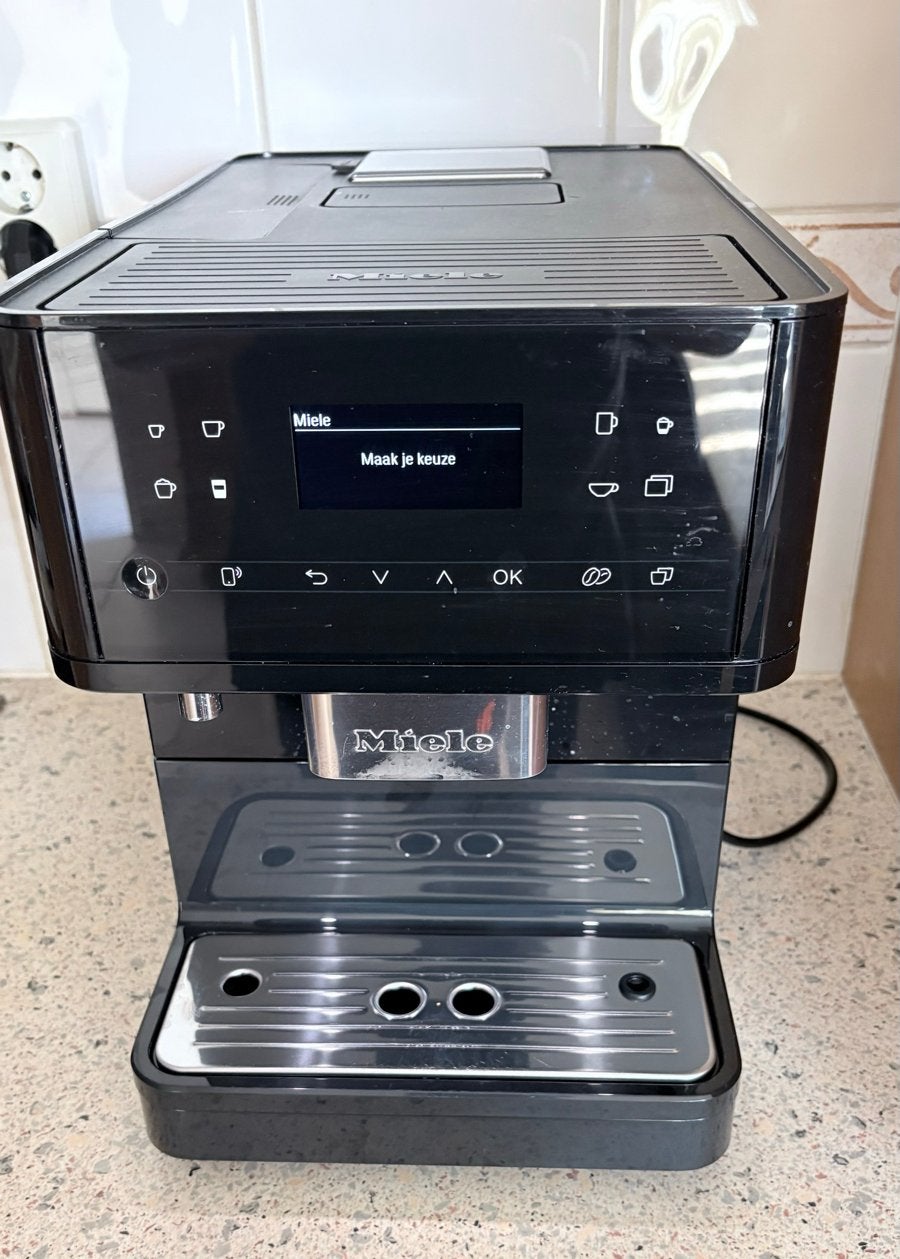 Miele CM 6160 zwart koffiezetapparaat (slechts 1425 kopjes), Ophalen of Verzenden, Zo goed als nieuw, Koffiemachine, Koffiebonen