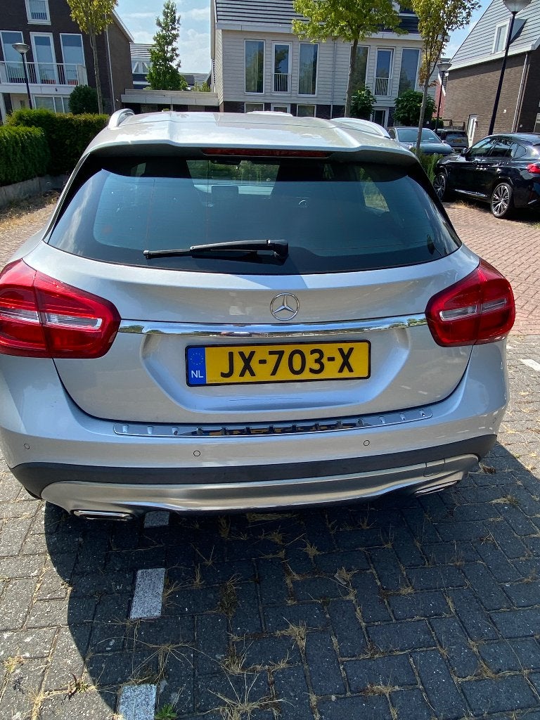 Mercedes-Benz GLA Gla200 1.6 115KW Aut7 2015 Grijs, Auto's, Mercedes-Benz, Beige, 715 kg, Leder en Stof, 1595 cc