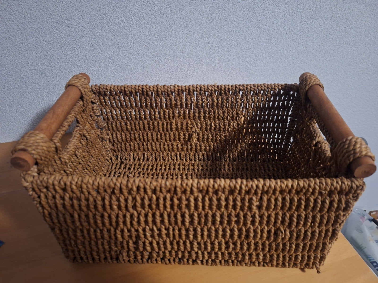 Decoratieve rieten mand met houten handvatten, Mand, Ophalen of Verzenden, Zo goed als nieuw, Riet