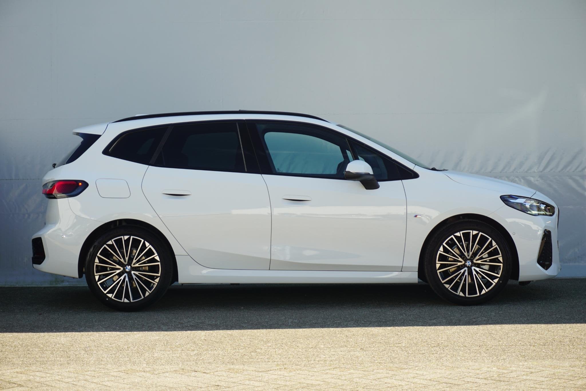 BMW 2 Serie Active Tourer 220i | M Sportpakket | Panoramadak, Stof, 156 pk, Met garantie (alle), Wit