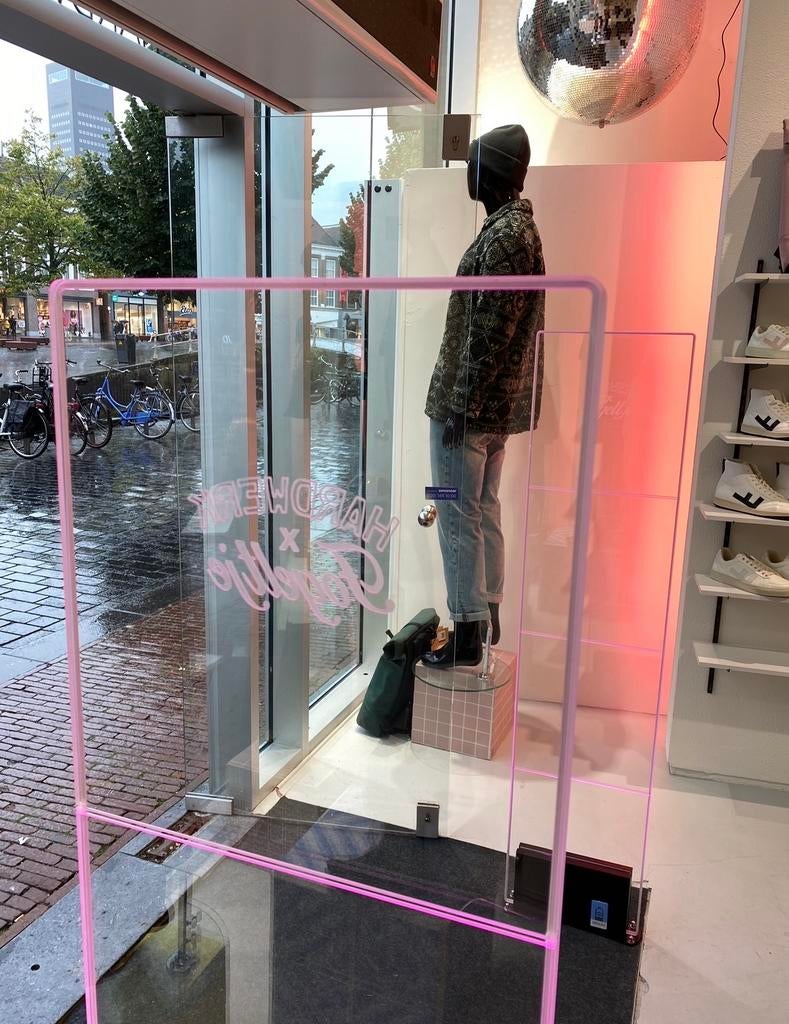 Alarmpoortjes met labels en roze neon verlichting