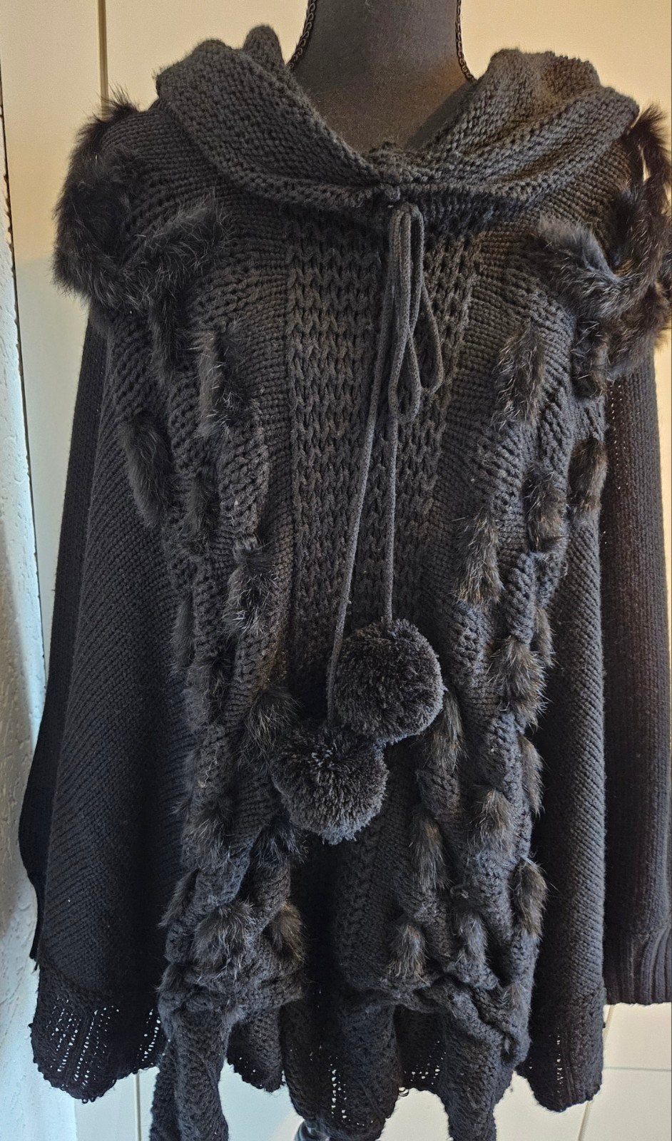 Zwarte gebreide poncho met bontdetails - Cozy Sweater TU, Cozy Sweater TU, Ophalen of Verzenden, Gedragen, Zwart