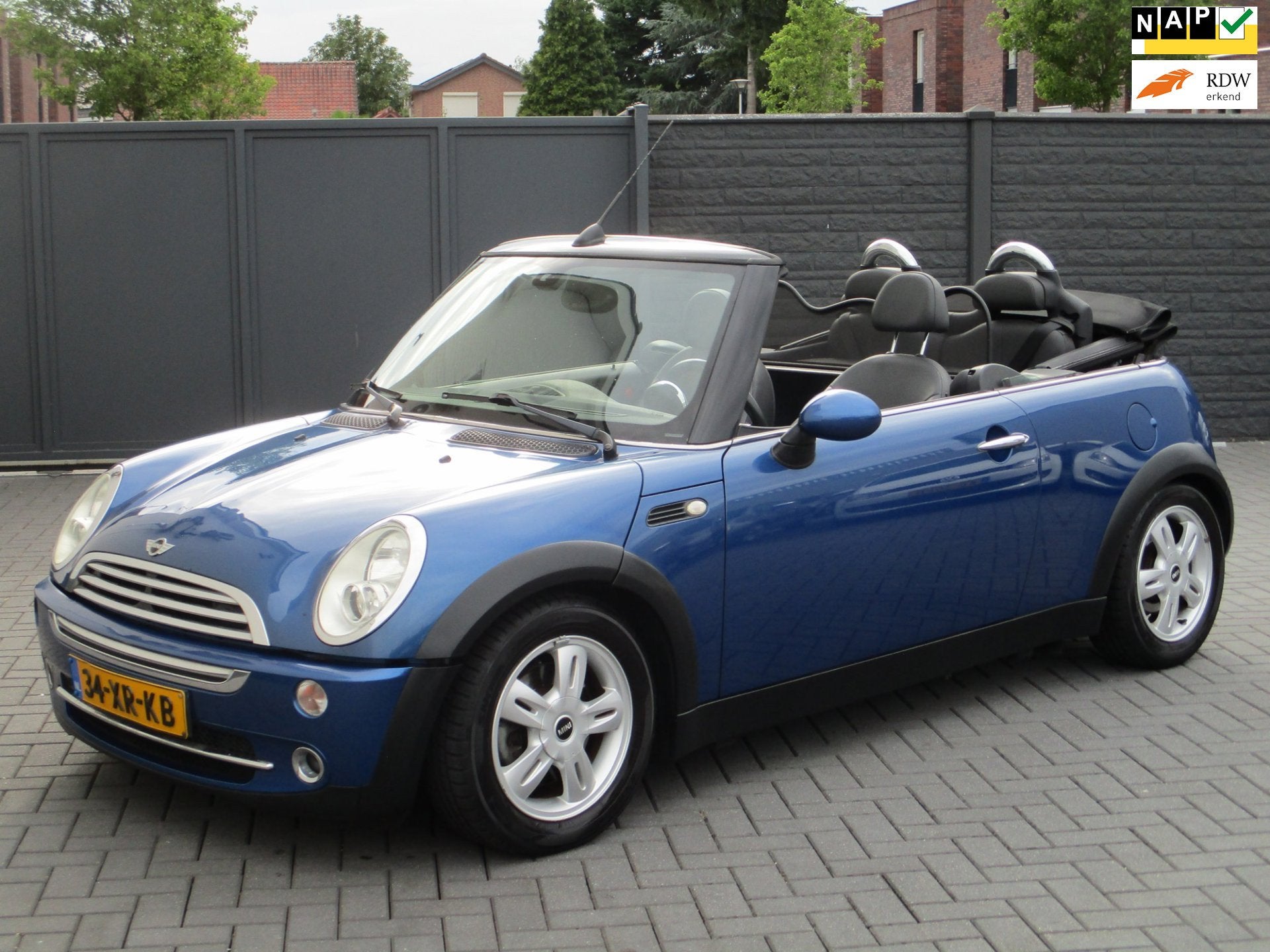 Mini Cabrio 1.6 Cooper Chili Leer Airco Pdc Org NL !, Auto's, Voorwielaandrijving, Dealer onderhouden, Gebruikt, Zwart
