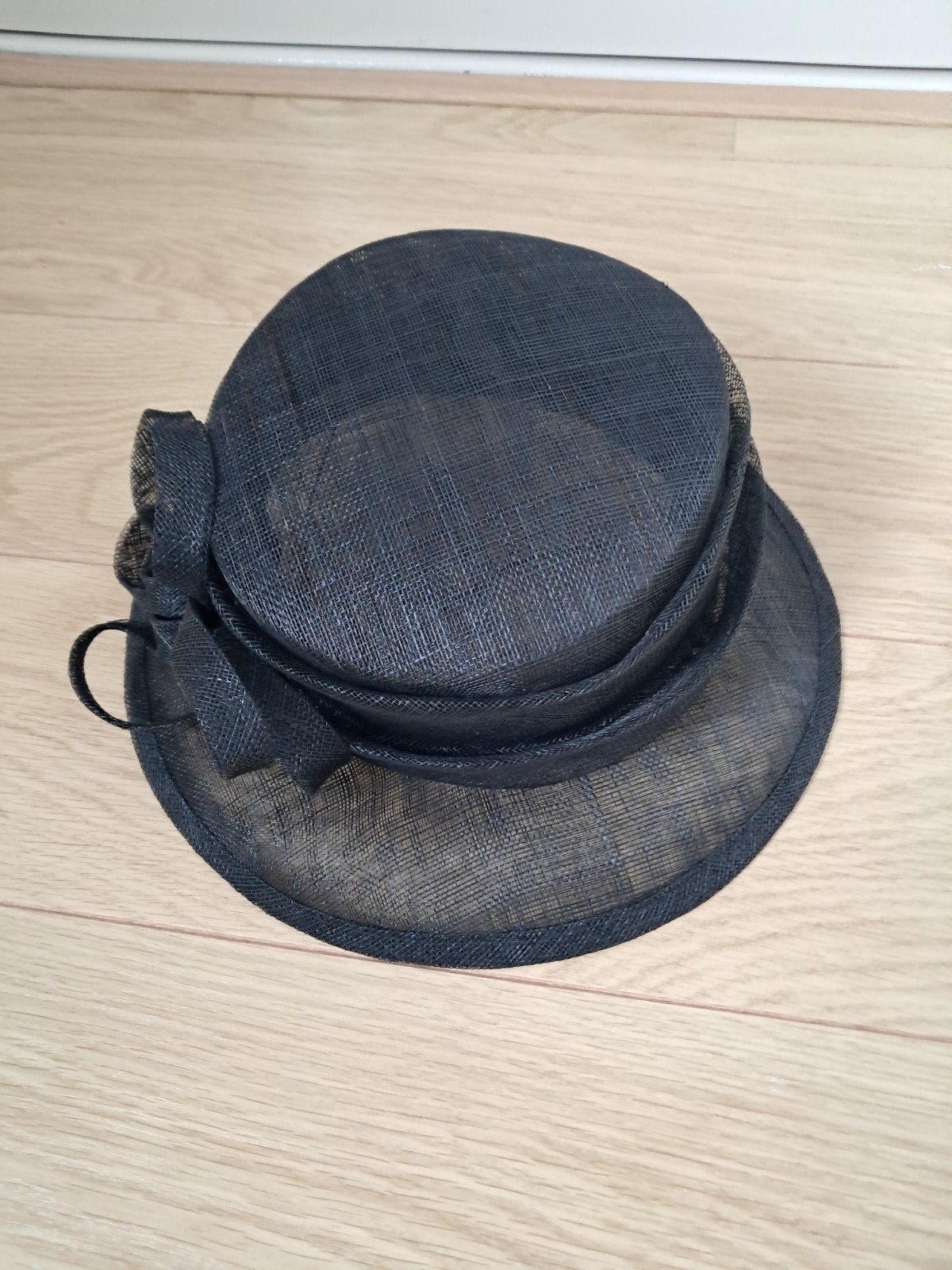 Elegante donkerblauwe hoed met strik, Kleding | Dames, Hoeden en Petten, Ophalen of Verzenden, Zo goed als nieuw, One size fits all