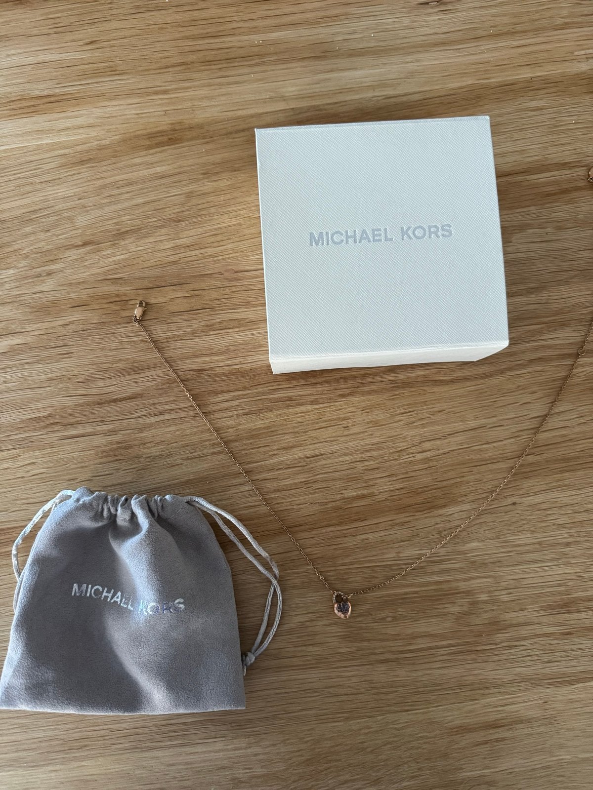 Michael Kors ketting met hartvormige hanger en kristallen, Met kristal, Overige materialen, Verzenden, Zo goed als nieuw