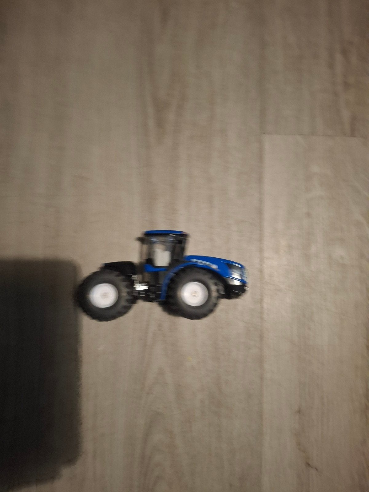 Blauwe speelgoedtractor - New Holland, Ophalen of Verzenden, Gebruikt, Groter dan 1:32, Overige merken