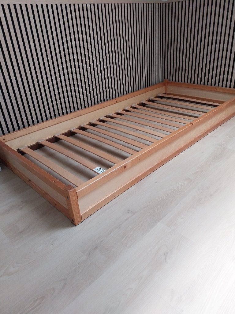 Bed, Ophalen, Gebruikt, 90 cm, Modern ,hout ,gelakt .