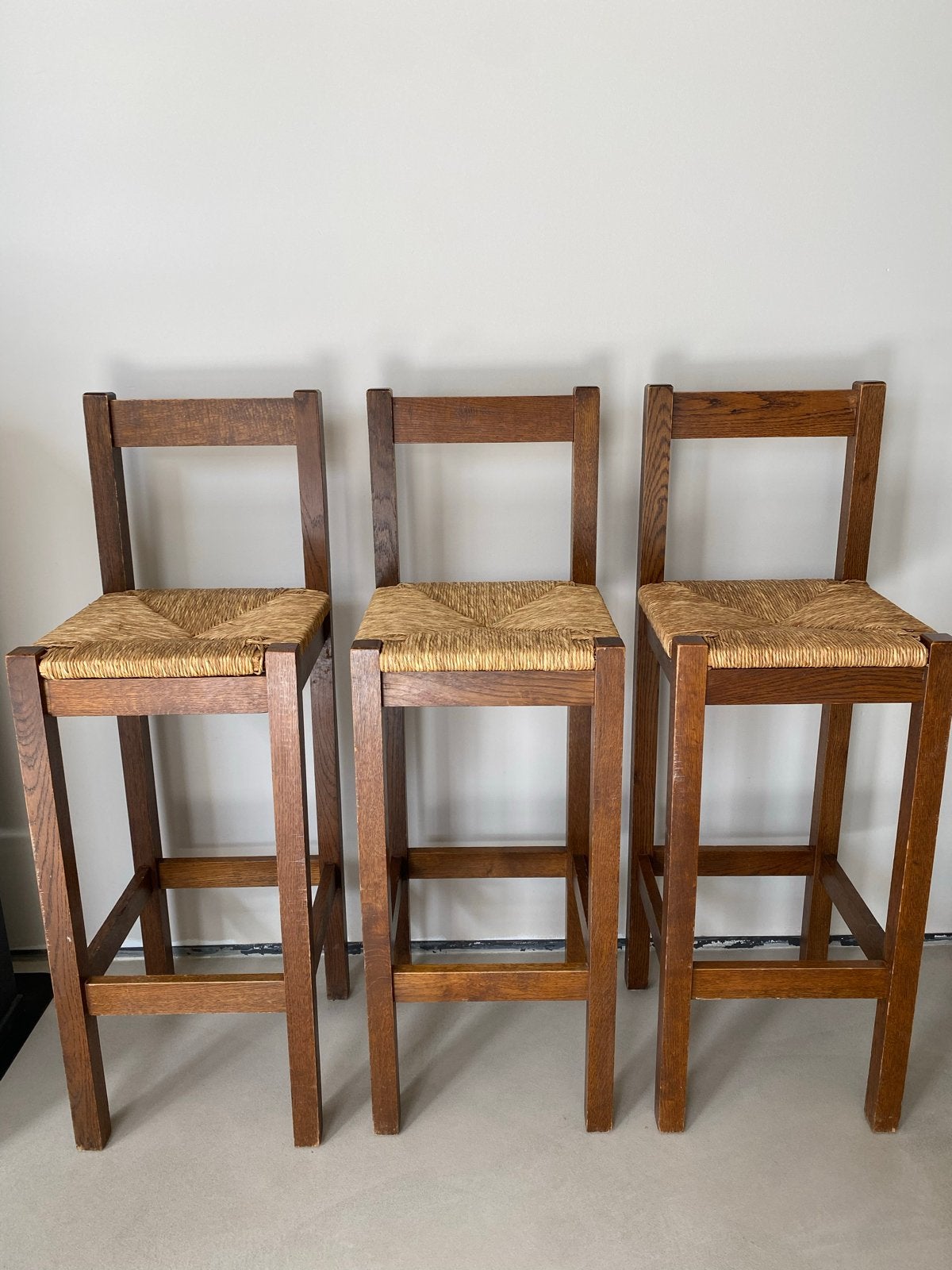 Set van 3 houten barkrukken met rieten zitting, Ophalen, Gebruikt, Met voetsteun, 90 cm of meer