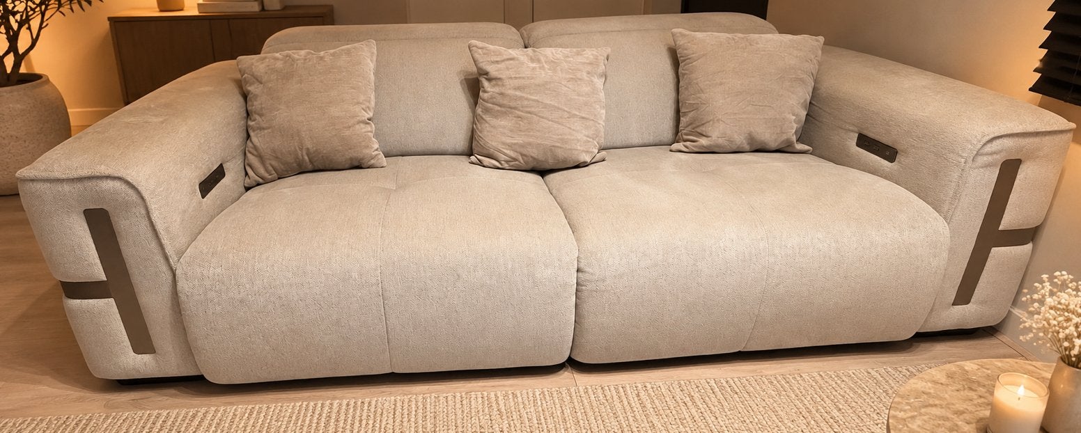 Luxe beige 3-zitsbank | Elektrisch verstelbaar | USB & USB-C, Huis en Inrichting, Ophalen, Zo goed als nieuw, 75 tot 100 cm