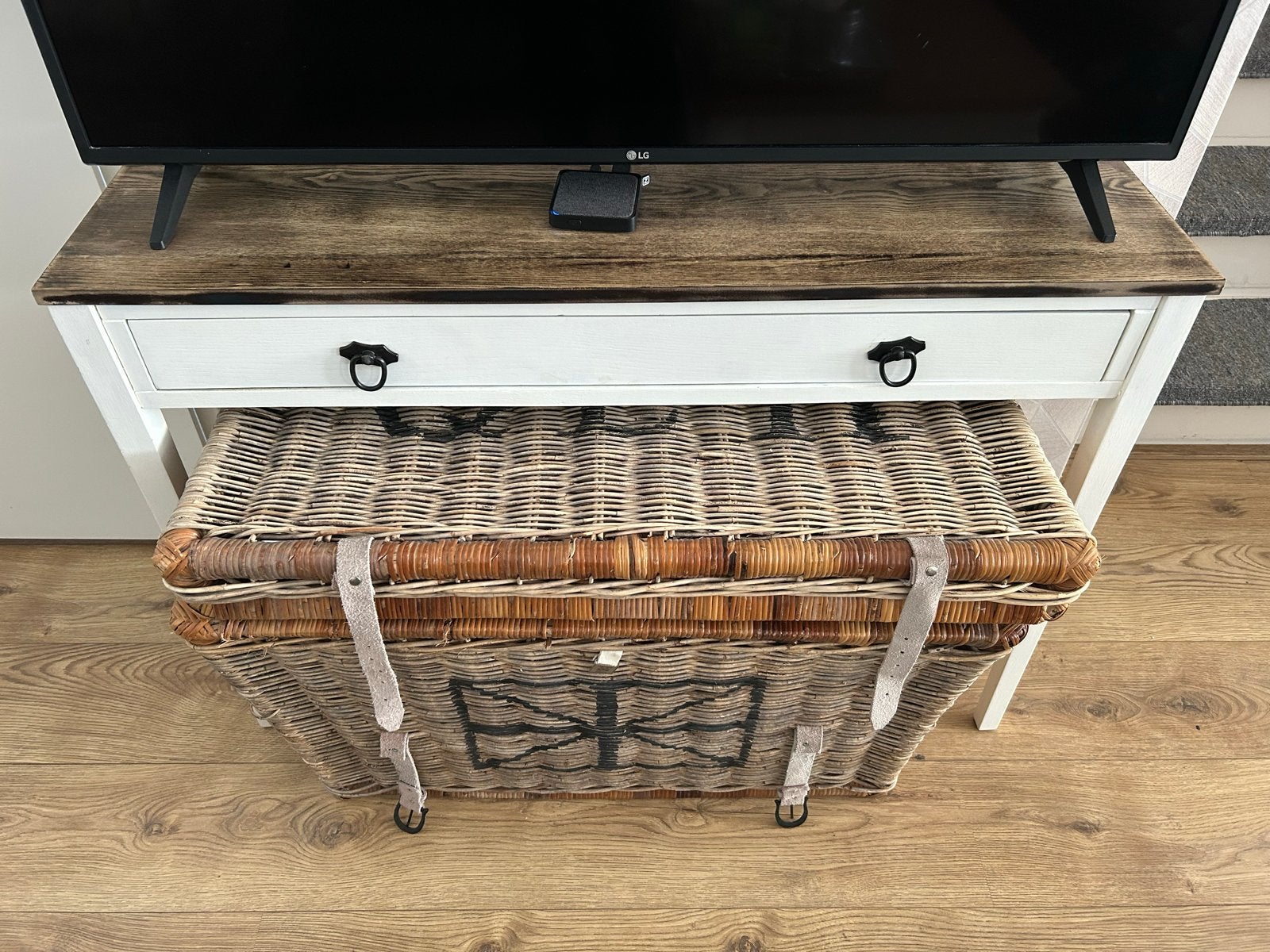 Chique sidetable met één grote lade (exclusief rieten mand!), Huis en Inrichting, Tafels | Bijzettafels, Ophalen, Gebruikt, 75 cm of meer