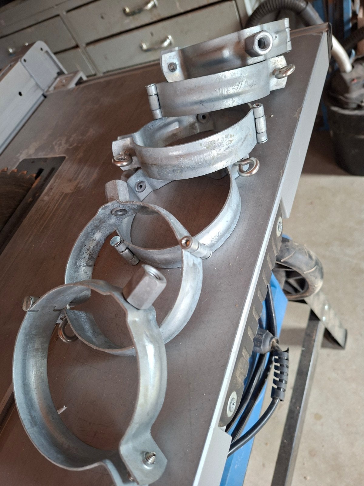 Set van 6 metalen buisklemmen - 100 WUS, Doe-het-zelf en Verbouw, Ophalen, Nieuw