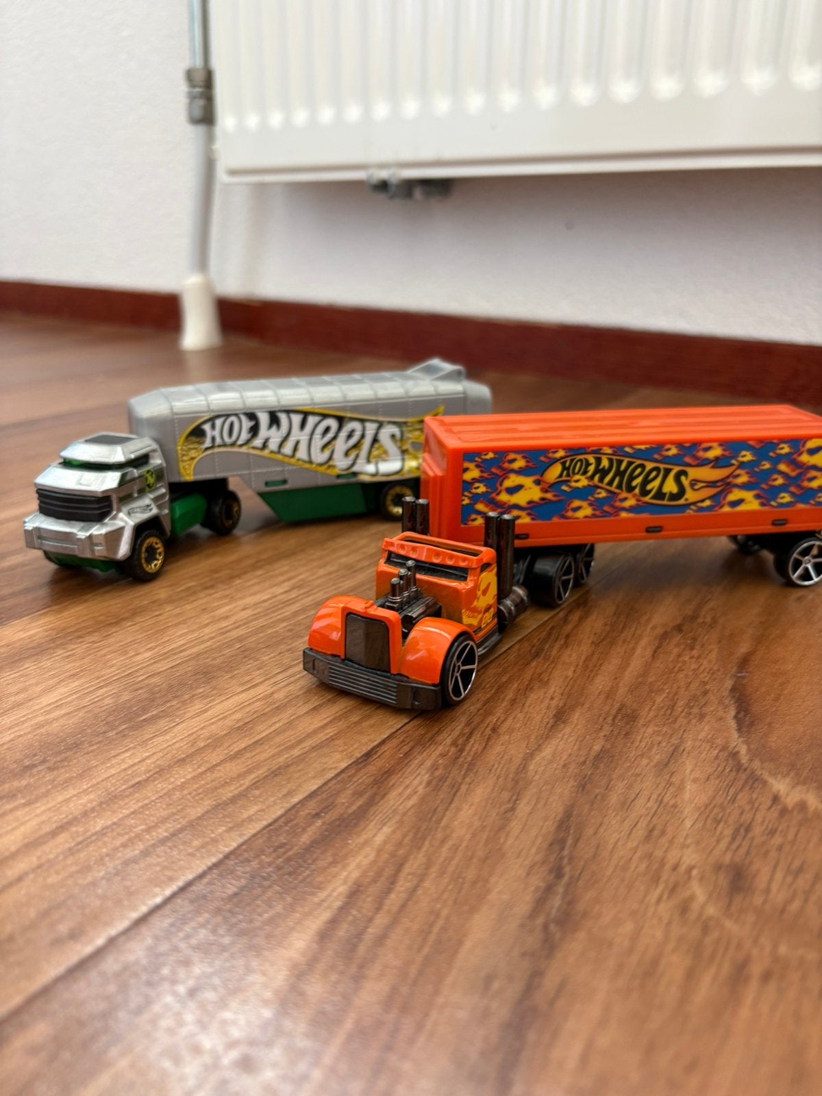 2 Hotwheels vrachtwagens inclusief auto’s, Ophalen of Verzenden, Zo goed als nieuw