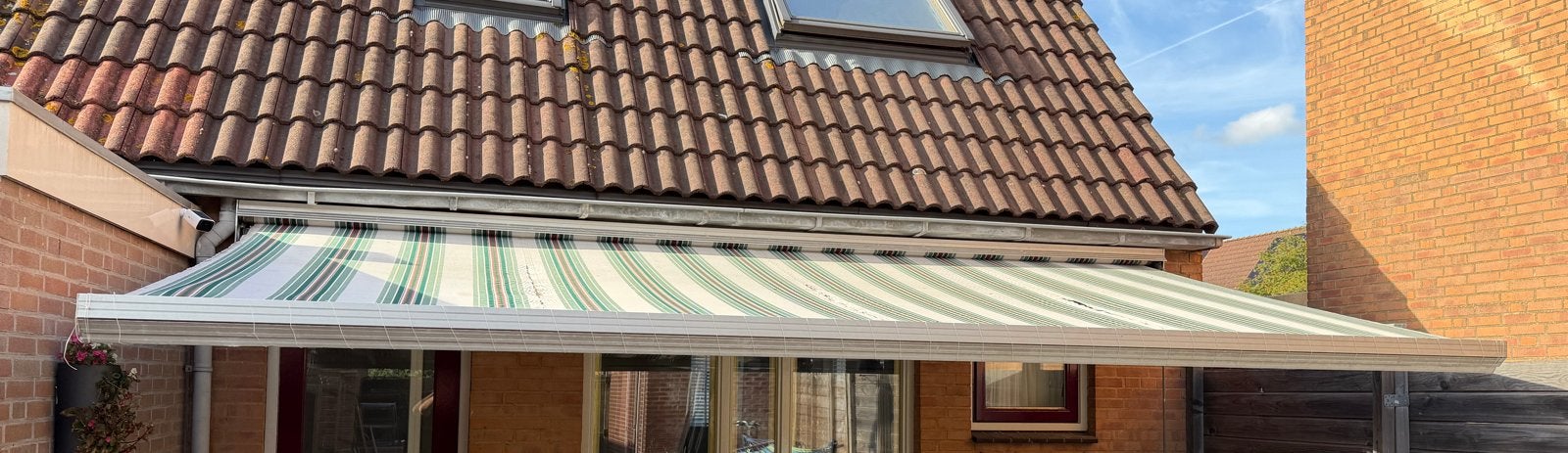 Handbediend zonnescherm 5m breed, 3m uitval