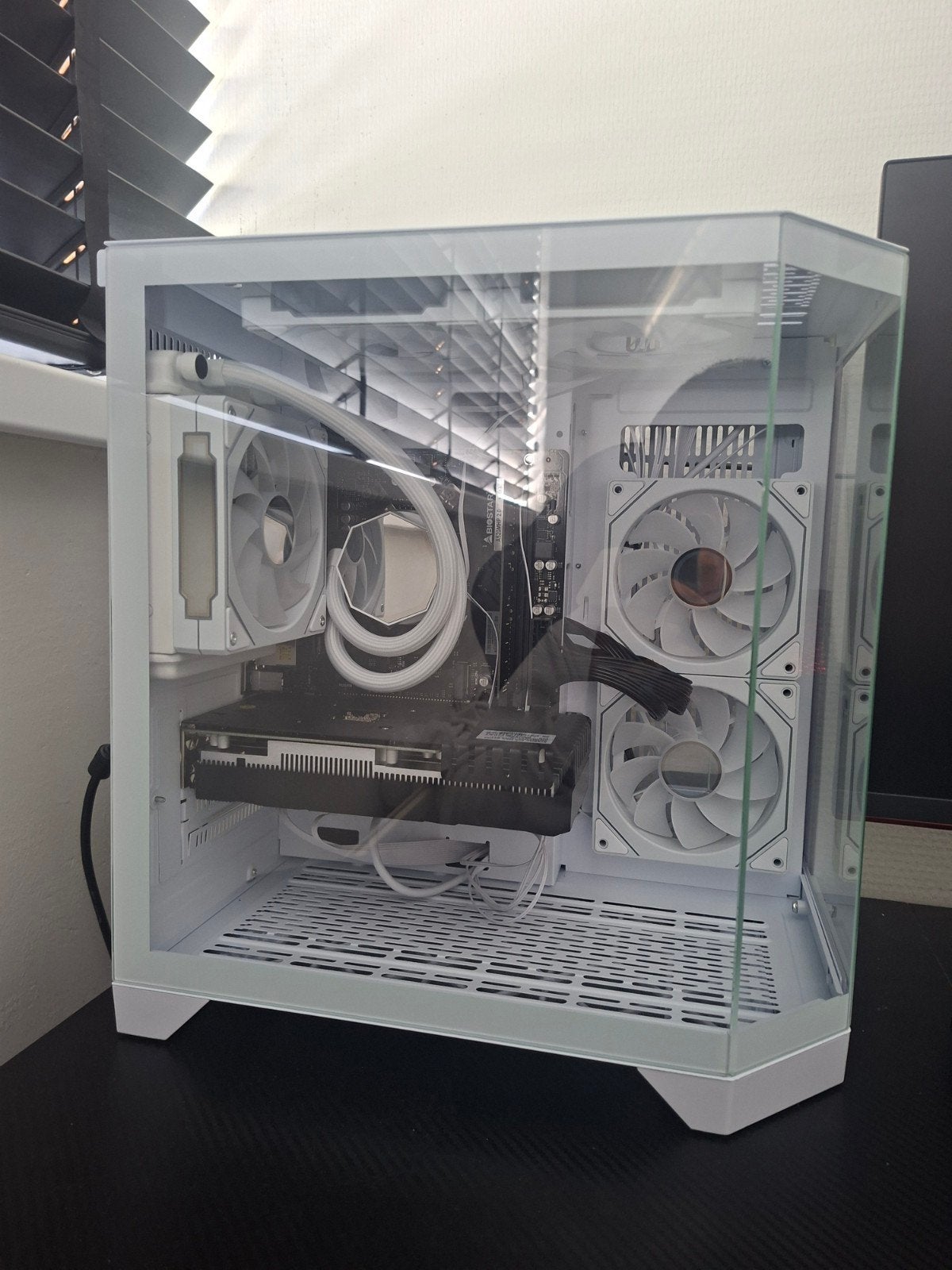 Stijlvolle Witte Gaming PC met Glazen Zijpanelen, Computers en Software, Ophalen of Verzenden