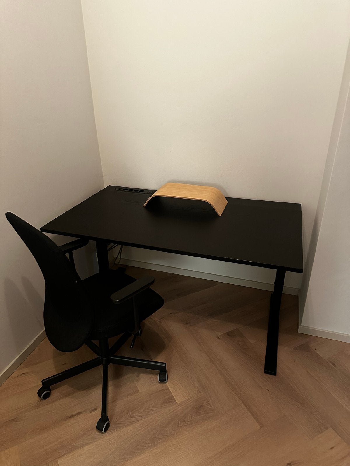 IKEA Mittzon bureau met Flintan bureaustoel en accessoires, Ophalen, Zwart, Zo goed als nieuw, IKEA