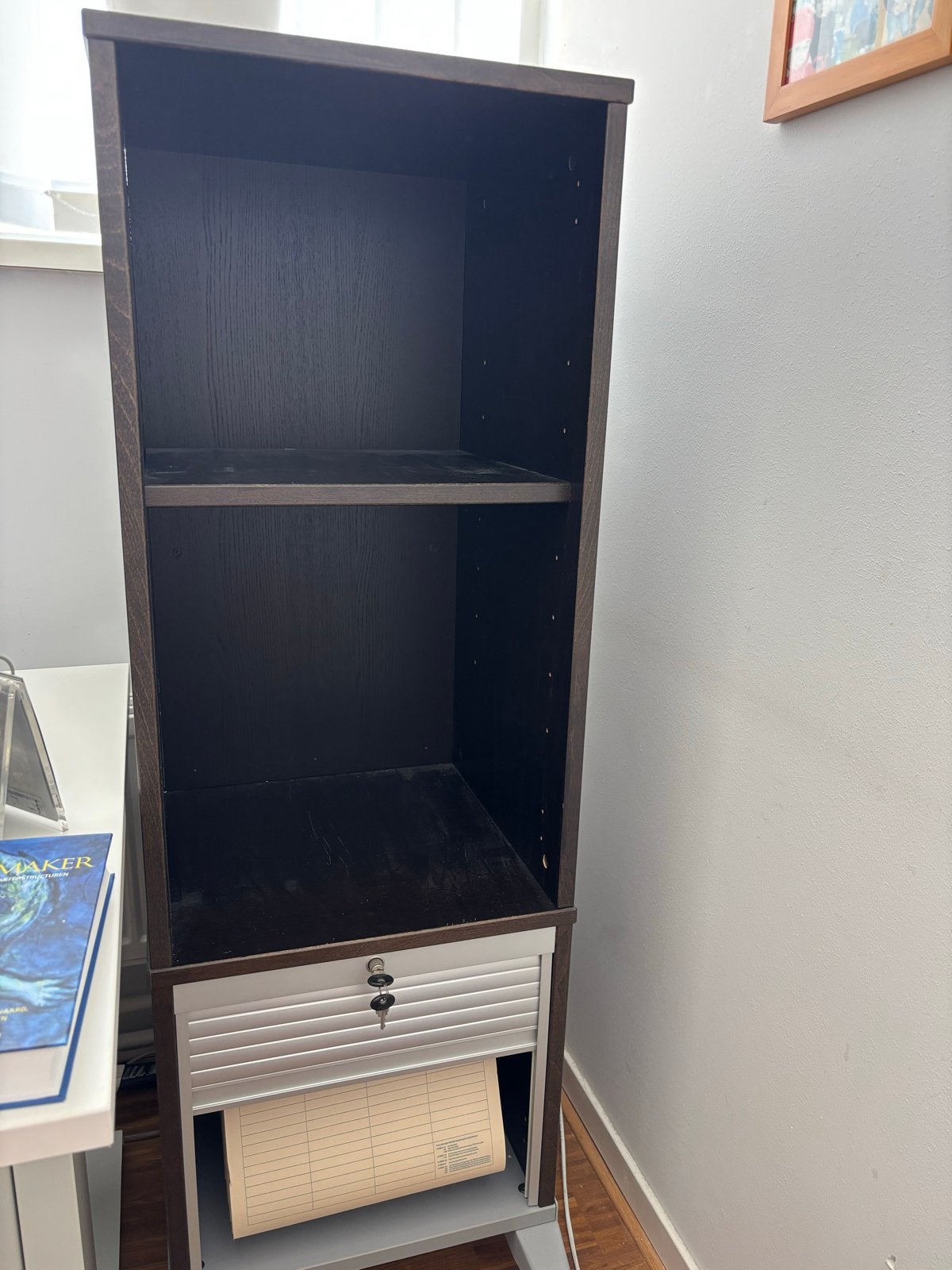 Donkerbruine boekenkast met rolluik en sleutel, Ophalen, Met plank(en), Minder dan 50 cm, Gebruikt