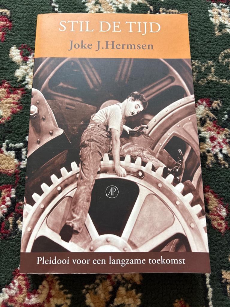 Stil de Tijd - Joke J. Hermsen (Pleitdooi langzame toekomst), Ophalen of Verzenden, Zo goed als nieuw, Nederland