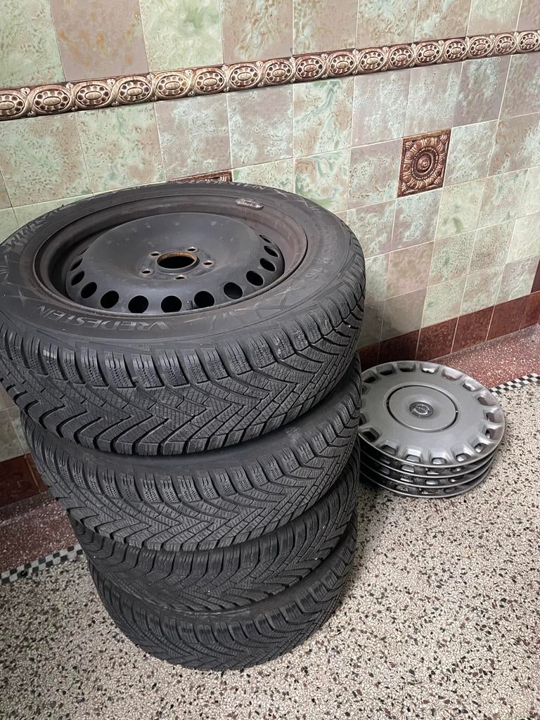 Vredestein Wintrac winterbanden 205/55 R16 met Volvo doppen, Ophalen, Gebruikt, 16 inch, Banden en Velgen