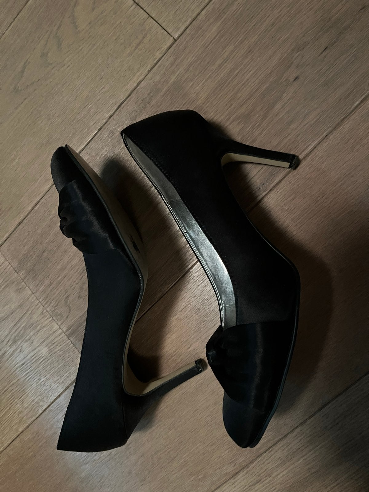 Zwarte satijnen pumps maat 40, Ophalen of Verzenden, Zo goed als nieuw, Zwart, Schoenen met hoge hakken