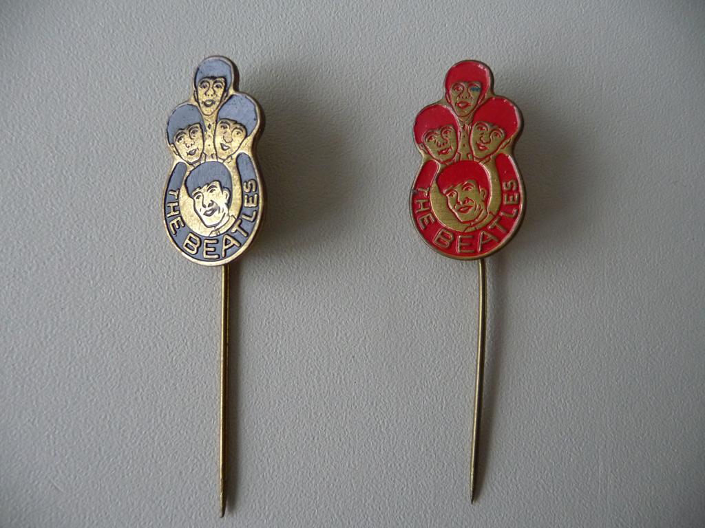2 speldjes THE BEATLES - kleur rood en zwart, Ophalen of Verzenden, Gebruikt, Overige onderwerpen, Speldje of Pin