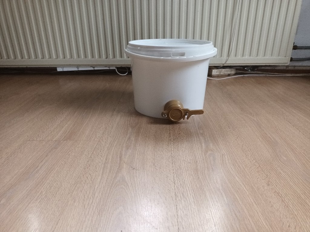 Honingemmer met snijkraan, Bijen