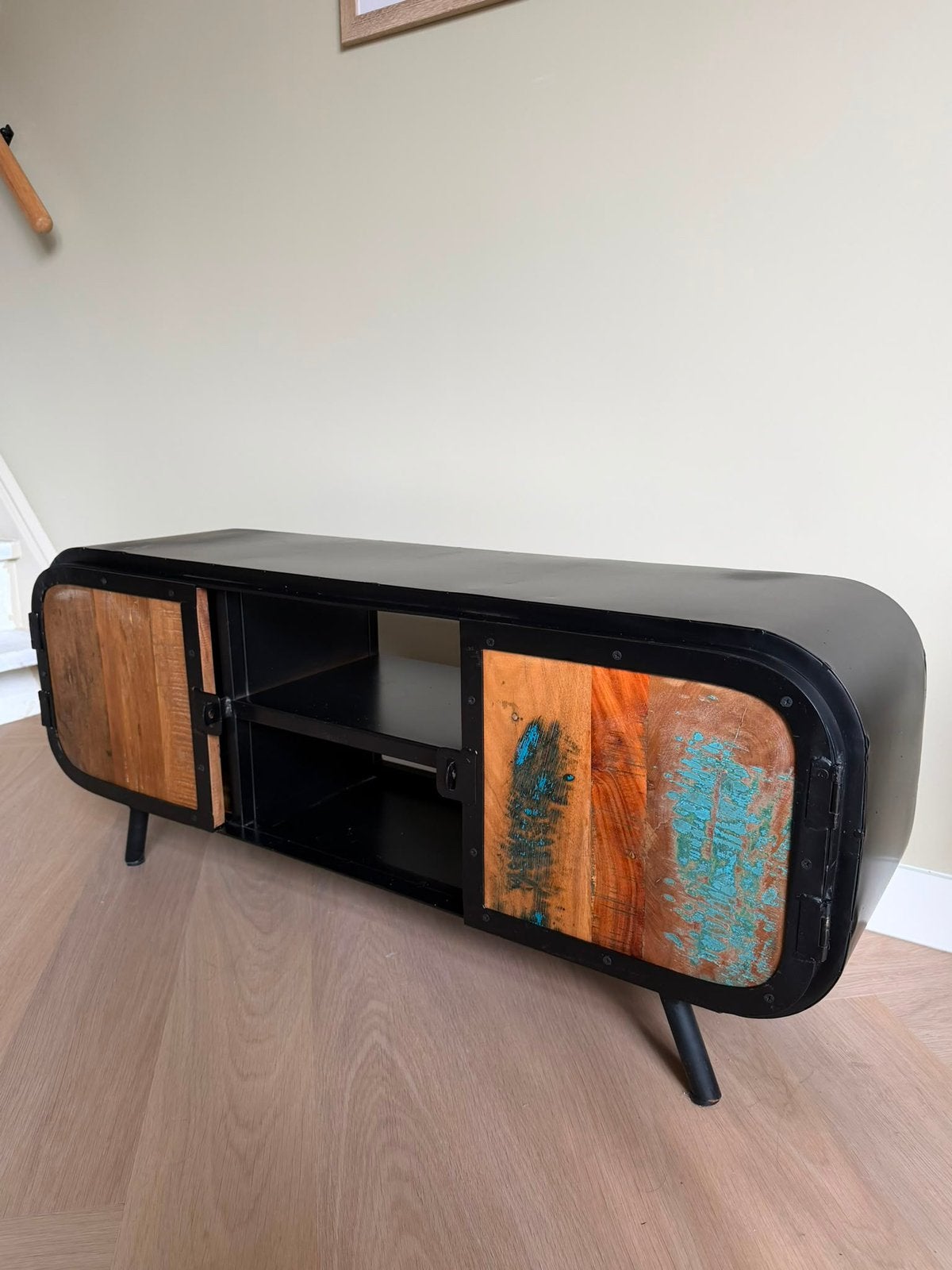 Industrieel TV-meubel met gerecycled hout en zwart metaal, Huis en Inrichting, Ophalen, Zo goed als nieuw, 25 tot 50 cm, Metaal