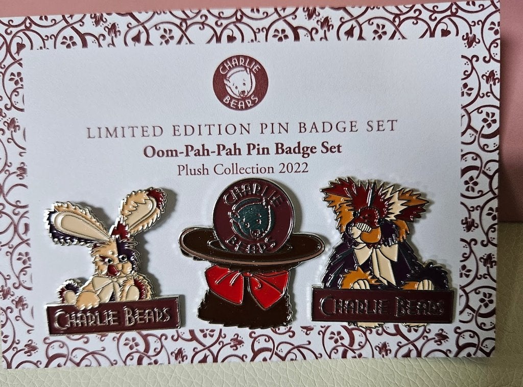 Charlie Bears pin pinset konijn beer hoed Oom pah pah, Ophalen of Verzenden, Nieuw, Merk, Speldje of Pin